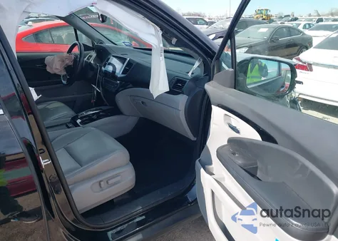 2017 Honda Pilot Touring z USA, uszkodzony, nr VIN 5FNYF6H90HB096460